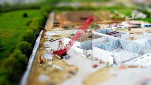 Grue de chantier mobile déployée sur un site de construction, prête à soulever des matériaux lourds.